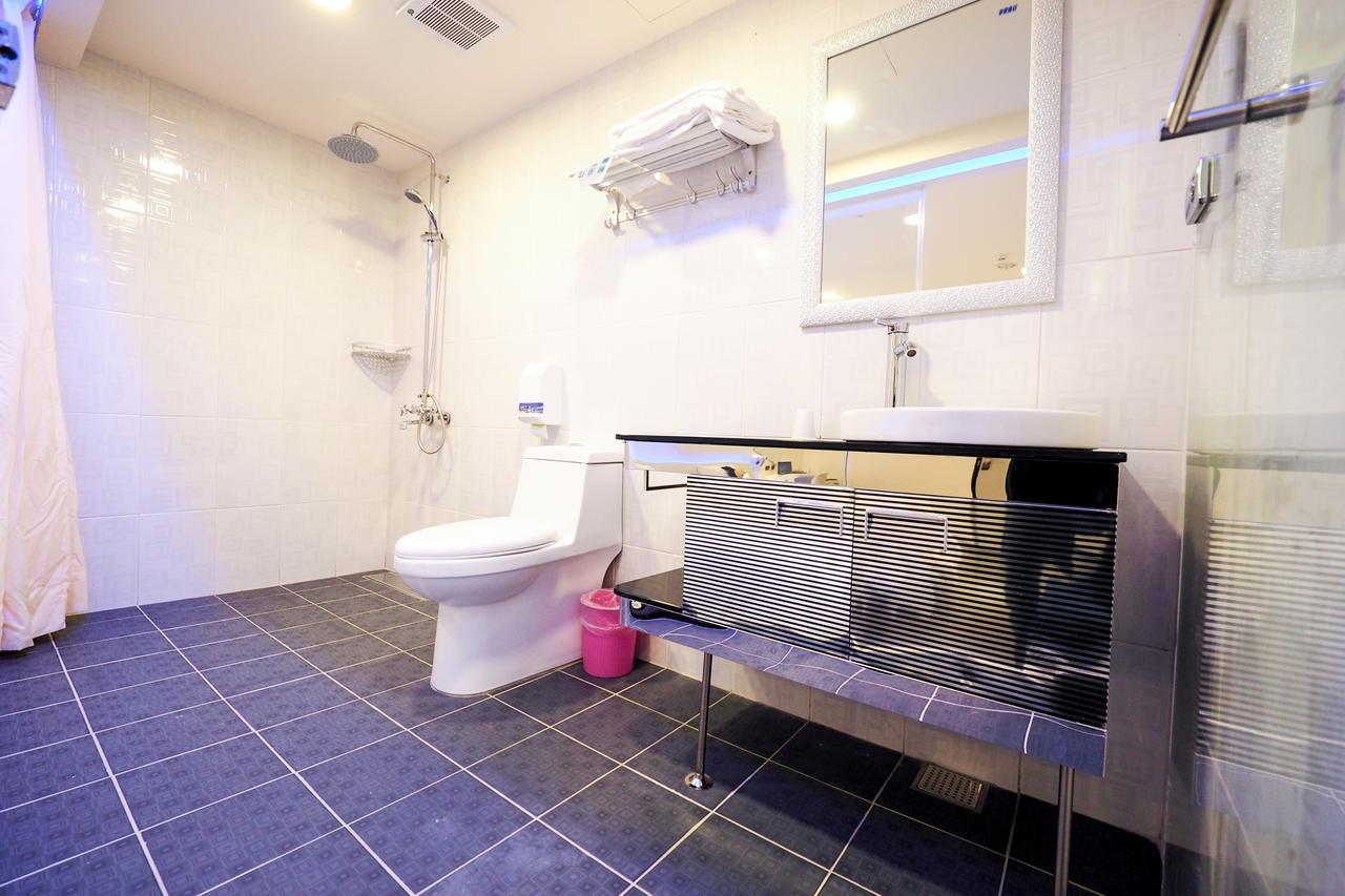 Galaxia Business Hotel Taichung Esterno foto