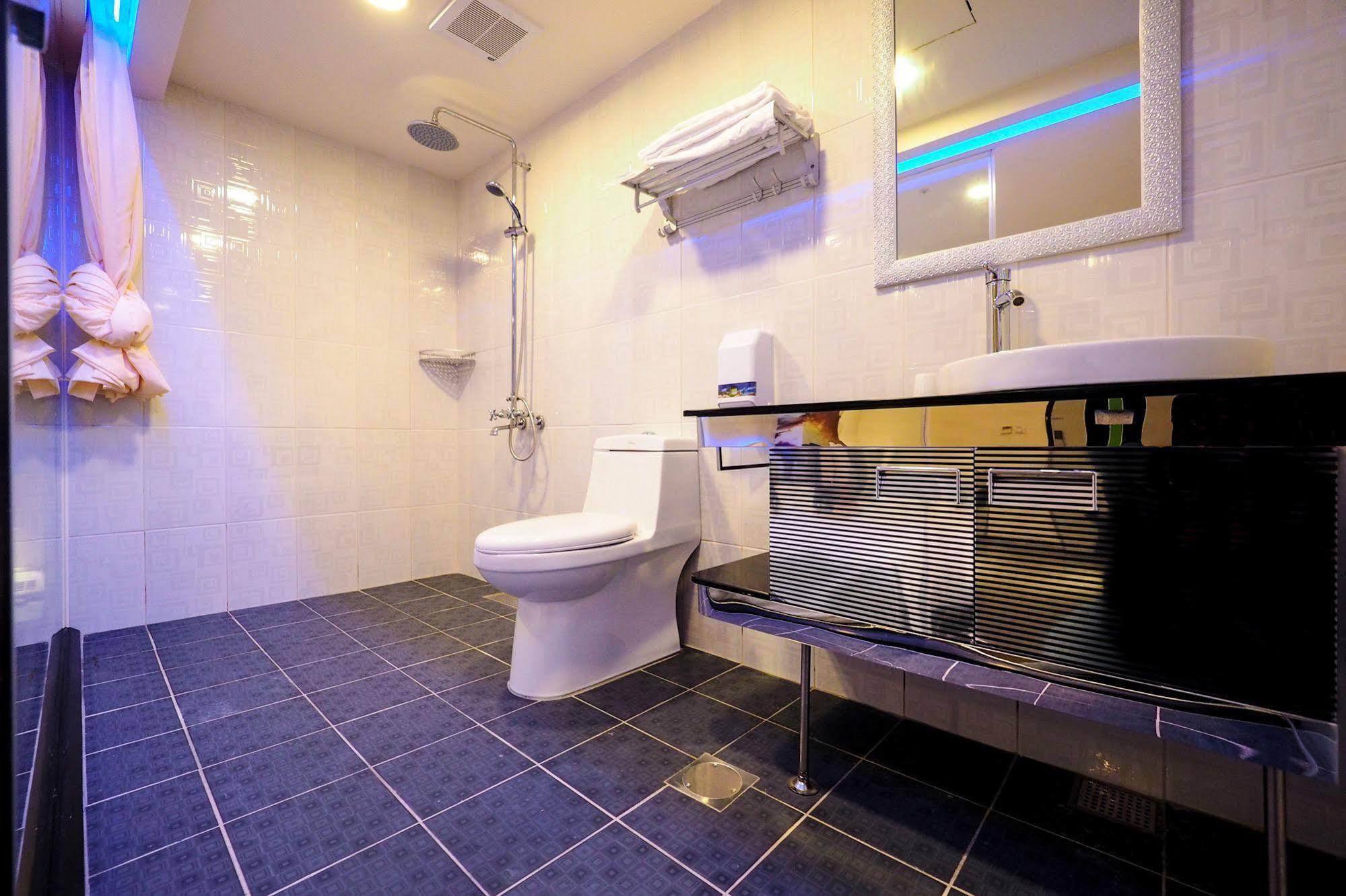 Galaxia Business Hotel Taichung Esterno foto