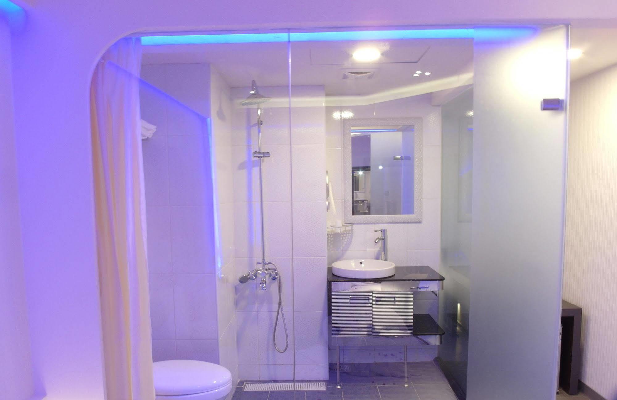 Galaxia Business Hotel Taichung Esterno foto