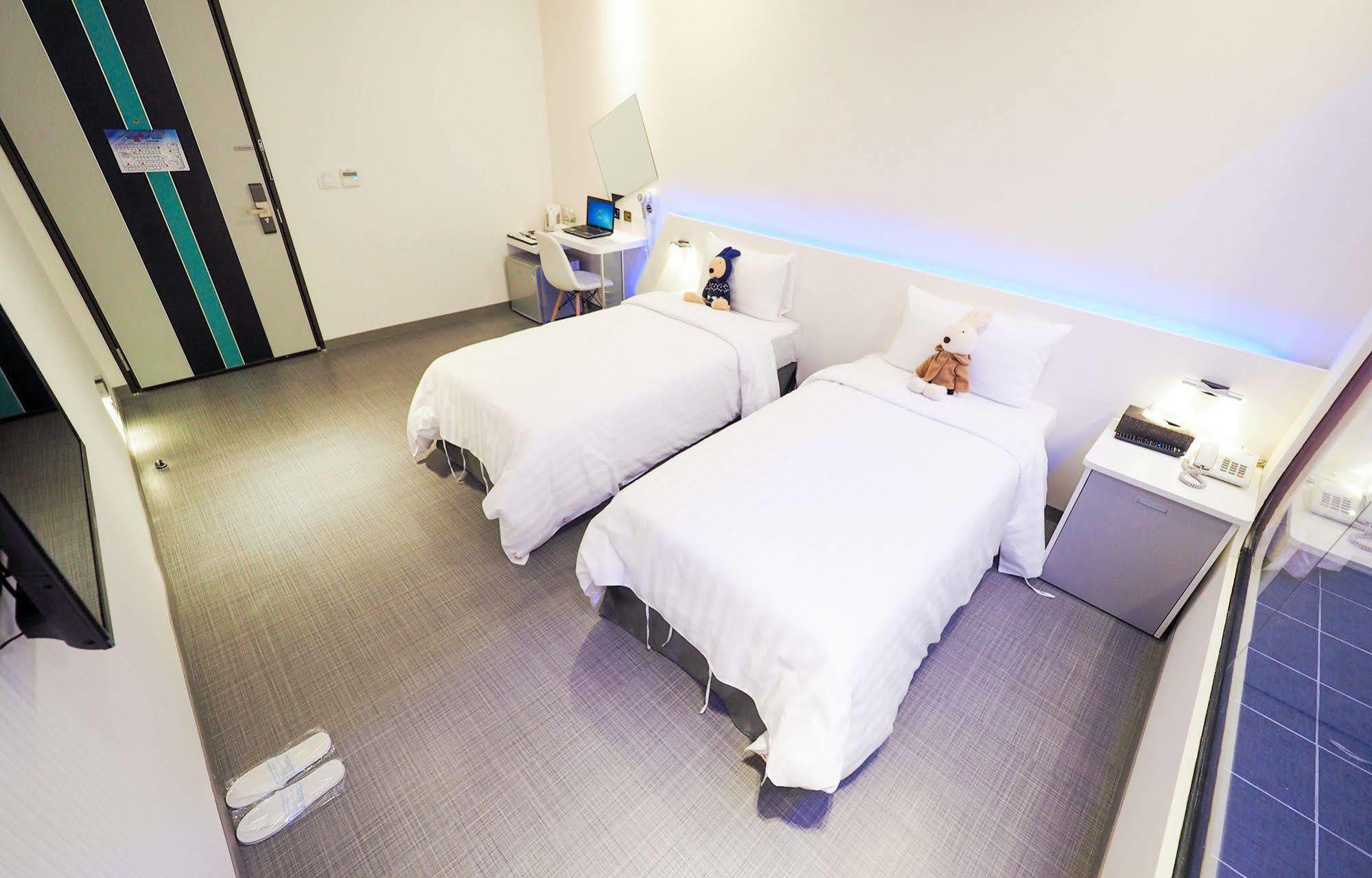 Galaxia Business Hotel Taichung Esterno foto